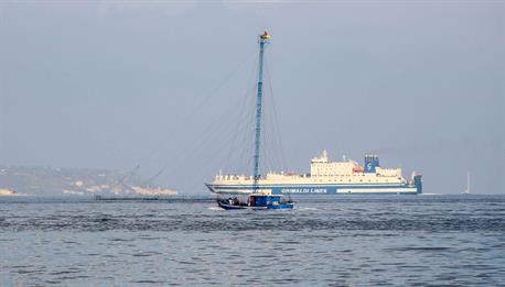 Die Jagd auf den Schwertfisch ist eine antike Tradition, die seit rund 2000 Jahren vom Vater an den Sohn weitergegeben wird. Sie wird nur in der Meerenge von Messina, von Anfang Mai bis Ende August, praktiziert. „Feluca“ heisst  das Schiff, welches für für diese Jagdart benutzt wird. Es zeichnet sich durch einen hohen Turm aus, von dem aus die Fische beobachtet werden können, sowie durch einen langen „Gang“ in an der Front des Schiffes, um die Jagd zu erleichtern.

Man muss sich einmal vorstellen, wie der Mann oben auf dem Turm beim kleinsten Wellengang schaukelt. Unvorstellbar, dass er nicht Seekrank wird.